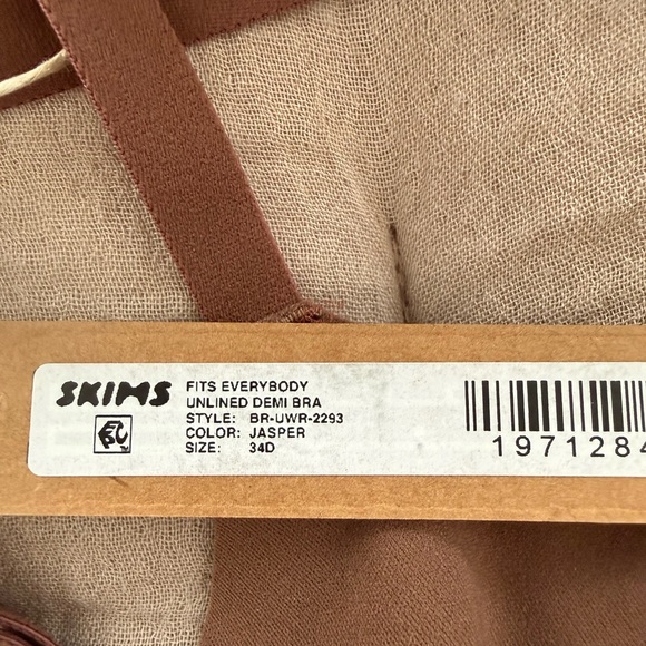 SKIMS Chocolate Underwire Bra - Picture 2 of 4